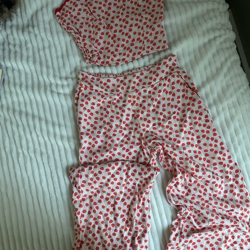 Strawberry Print Women’s Capri Set